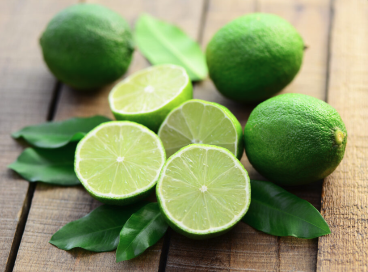 Frische Limetten liegen auf einem Tisch