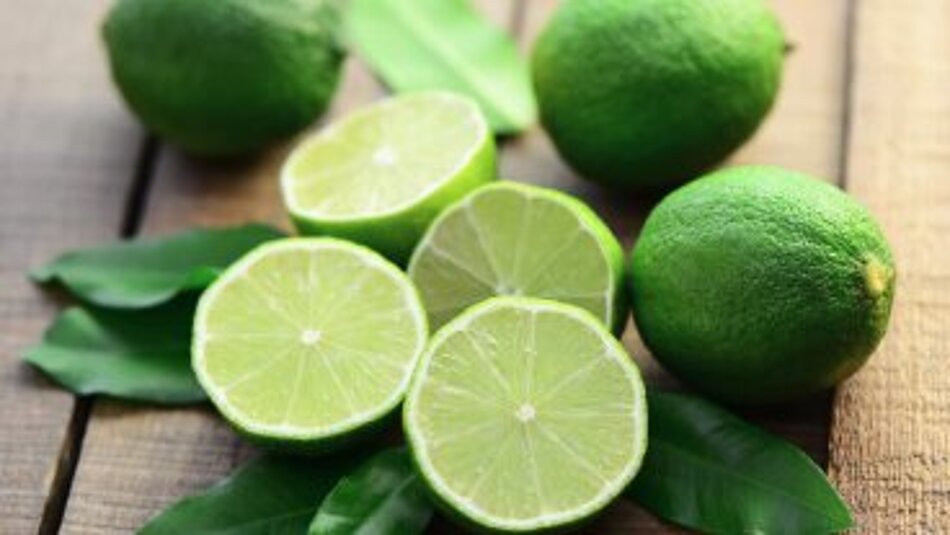 Frische Limetten liegen auf einem Tisch