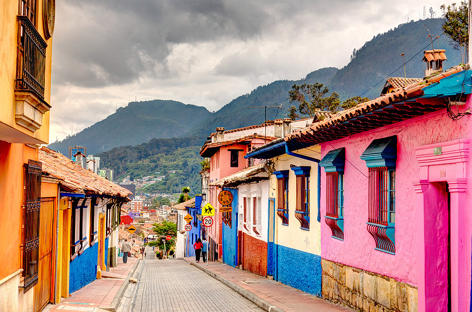 [Translate to Englisch:] A street with colorful houses in Colombia